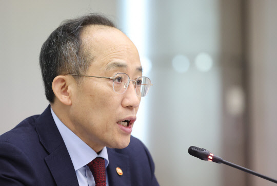 1일 서울 서초구 양재동 AT센터에서 열린 2023년 재정경제금융관 회의에서 추경호 경제부총리 겸 기획재정부 장관이 발언을 하고 있다. 연합뉴스